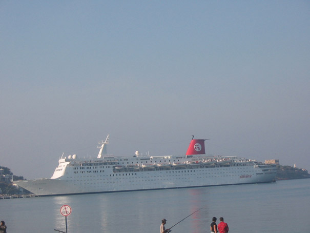 Brodovi u Kusadasiju (Turska), novembar 2008 01 A.jpg